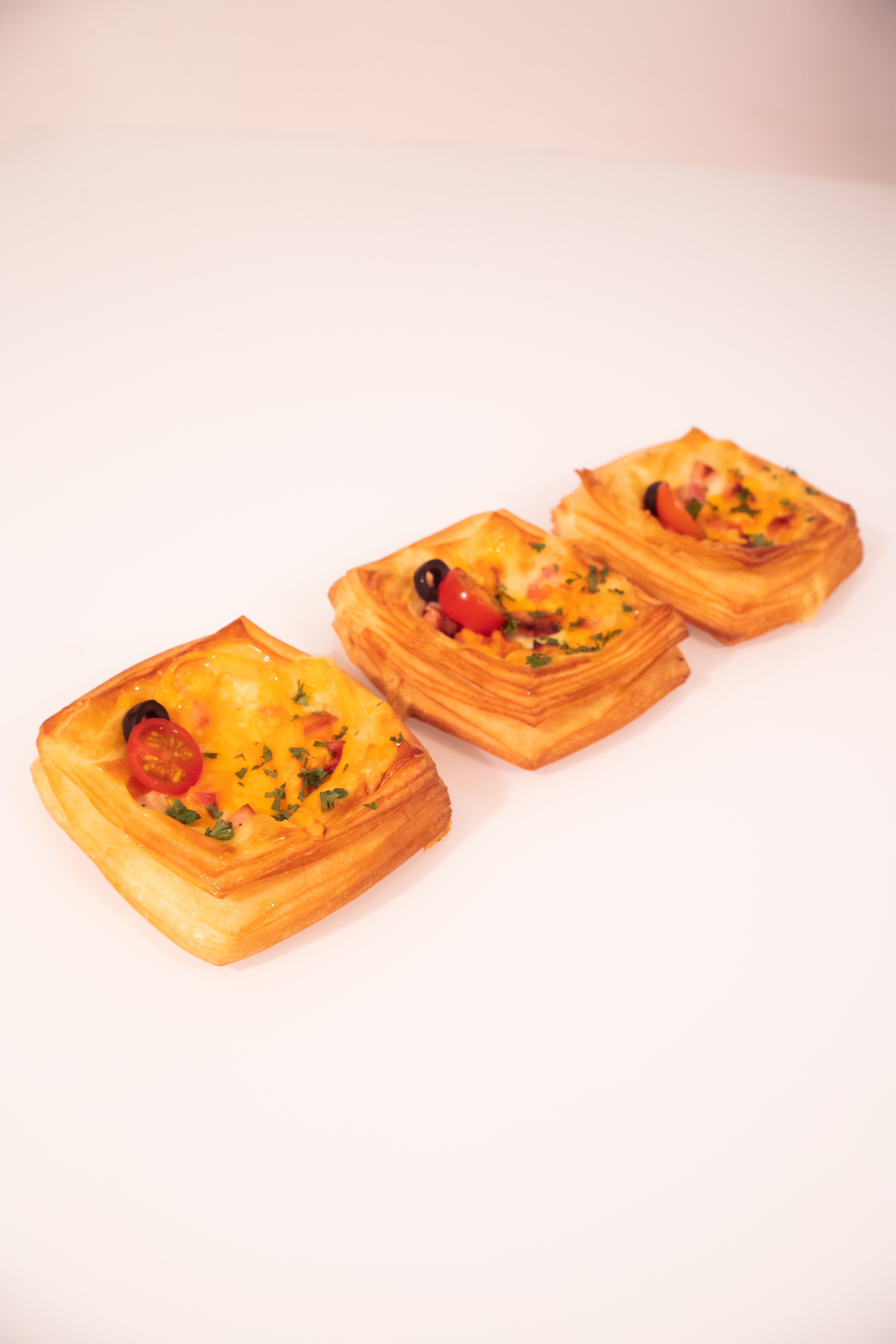 Photo au format portrait de trois carré feuilleté jambon fromage de l'INBP de Rouen